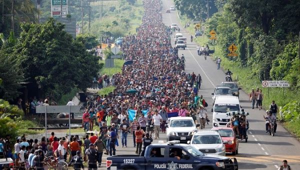 Fattiga under USA-stödd höger i Centralamerika marscherar mot USA, vars politik och krig orsakar flykt och fattigdom