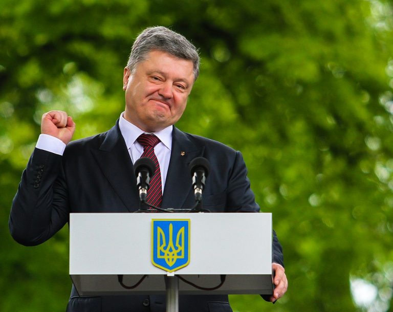 Oppositionen vill ställa president Poroshenko inför riksrätt.