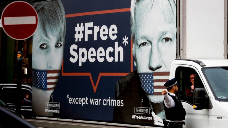 Kom till ny manifestation för visselblåsarna Assange och Manning och yttrandefriheten lördag kl 12!