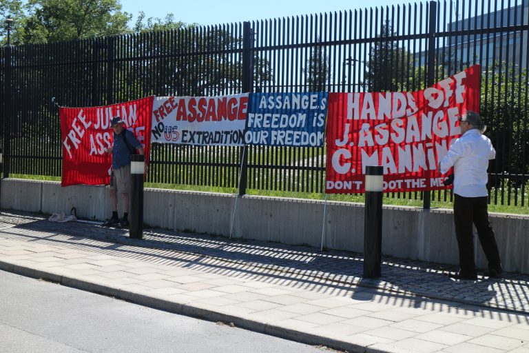 Manifestation utanför brittiska ambassaden i Stockholm 17 juni till stöd för Julian Assange med brev till regeringen.