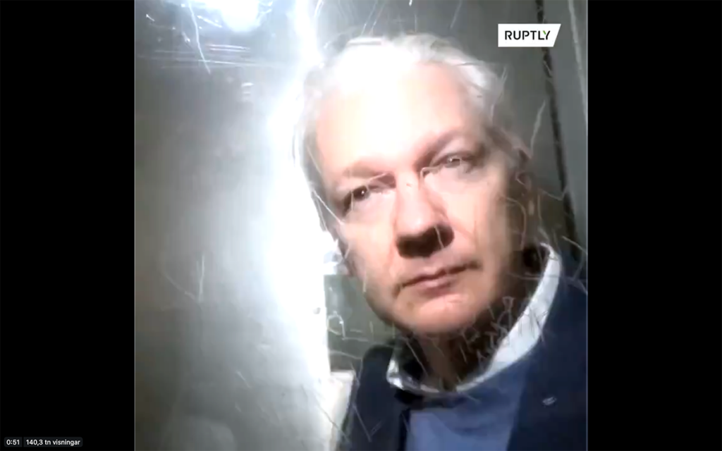 Julian Assange den 21 okt 2019 i London efter ett förhör om utlämning till USA. Foto: Ruplty.com via Twitter