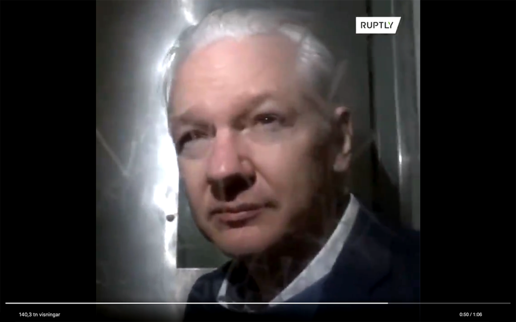 Julian Assange den 21 okt 2019 i London efter ett förhör om utlämning till USA. Foto: Ruplty.com via Twitter