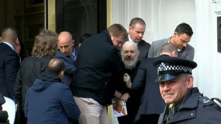 Manifestation om Assange utanför Storbritanniens ambassad! Se och lyssna på uttalandet som lämnades till ambassaden!