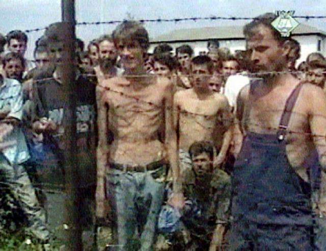 Vad visar den hemska bilden från Trnopolje under Jugoslavienkrigen?