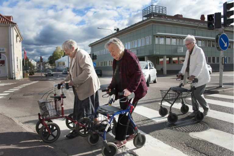 Coronakommissionen menar att ”man” misslyckats att skydda Sveriges äldre. Varför och vad bör göras?