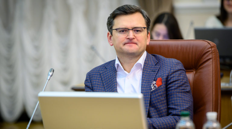 Utrikesminister Kuleba: Ukraina tar emot vapen ”bakom kulisserna”