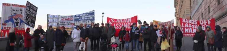 Vad hände vid manifestation för Julian Assange i fredags?