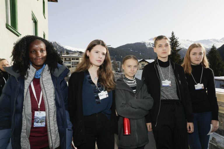 Radikalt Öppet brev till media om klimatpolitik av Greta Thunberg och Vanessa Nakate
