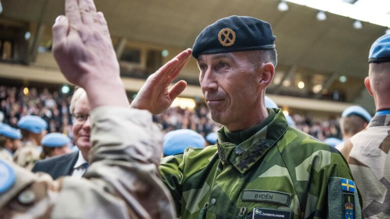 Är det bara foliehattar i militärledningen i Sverige?