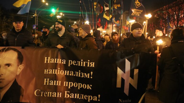 Nynazister och extremhögern marscherar i Ukraina