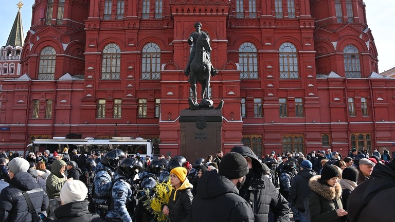Statliga Russia Today (RT) rapporterar att tusentals gripits i Ryssland för protester ”mot kriget”
