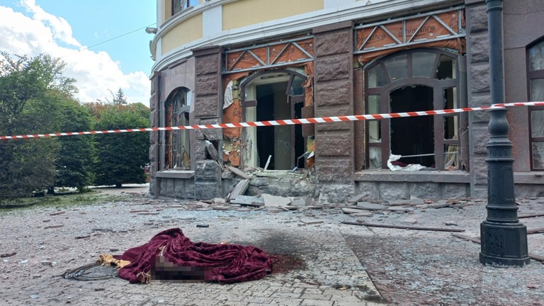 Ukraina bombade ett hotell i Donetsk fullt av journalister – så här kändes det att vara där inne vid tillfället