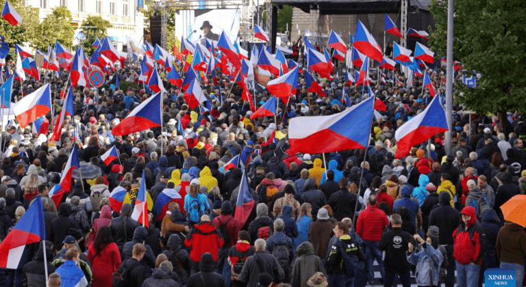 Tiotusentals demonstrerade i Prag för fred, neutralitet och gasimport från Ryssland