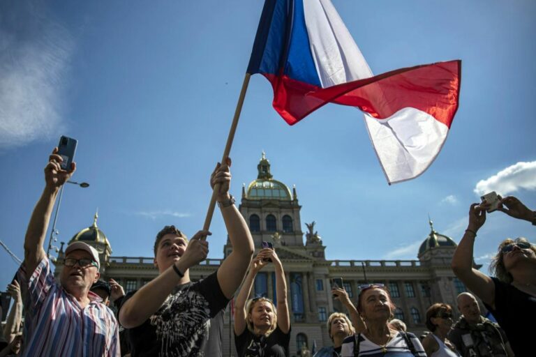 Tjeckerna demonstrerade mot sanktionspolitiken och Nato-pakten: ”Ni är ansvarig för en lång rad militära aggressioner och interventioner!”