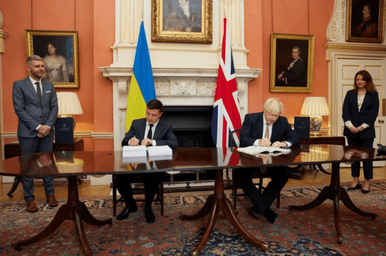 Storbritannien stoppade fredsavtal mellan Ryssland och Ukraina i april