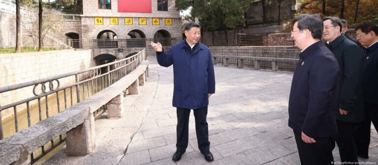 Xi Jinping visar uppskattning av Mao Zedong