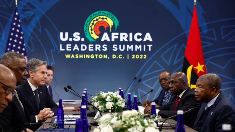 USA:s toppmöte för Afrikas ledare lovar mer exploatering för Afrika, rekordvinster för amerikanska gruvföretag