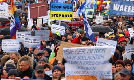 Manifestation i Berlin för fredsavtal och mot vapenstöd till Ukraina