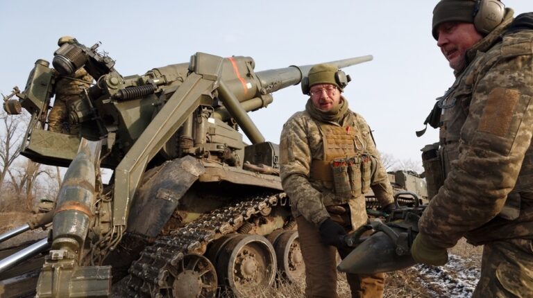 Ukraina skickade fattiga, otränade män in i köttkvarnen Bakhmut, för att spara bättre styrkor till motoffensiver