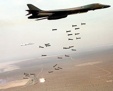 Biden skakar av sig moraliska bekymmer och NATO-oenighet om klusterbomber