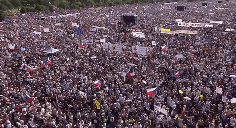 Tiotusentals protesterade i Prag mot krisen och kriget