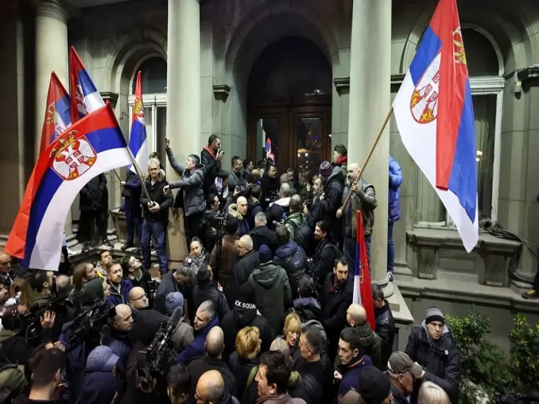 Västvärlden är inte nöjd med Vucics många eftergifter och vill ha full kontroll över Serbien